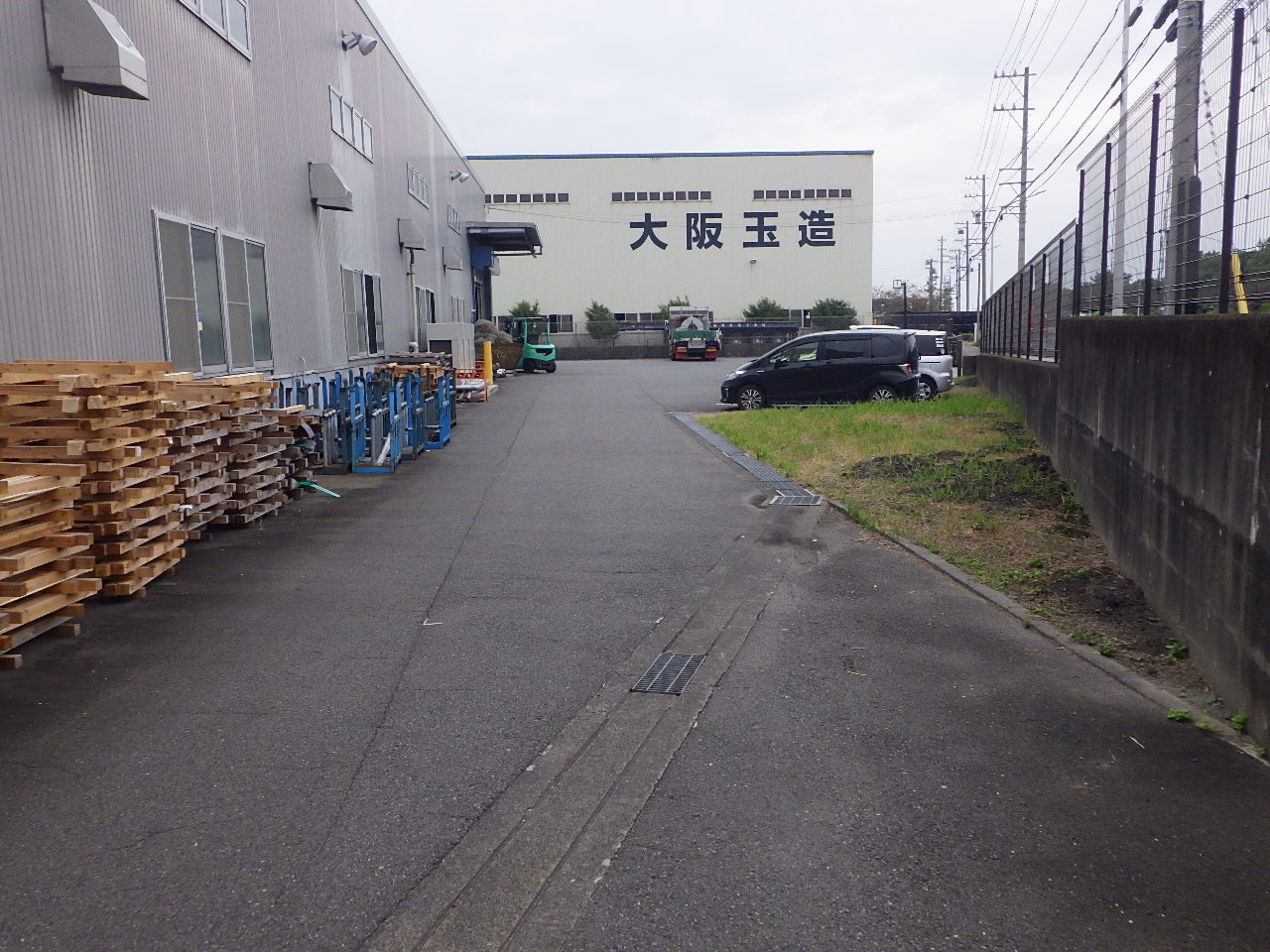 施工前のひび割れた舗装の様子(駐車スペース脇)