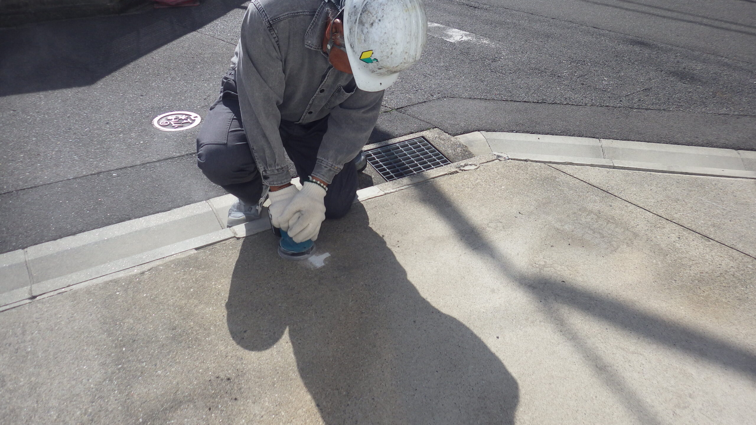 路面に描かれたNoマークの抹消作業