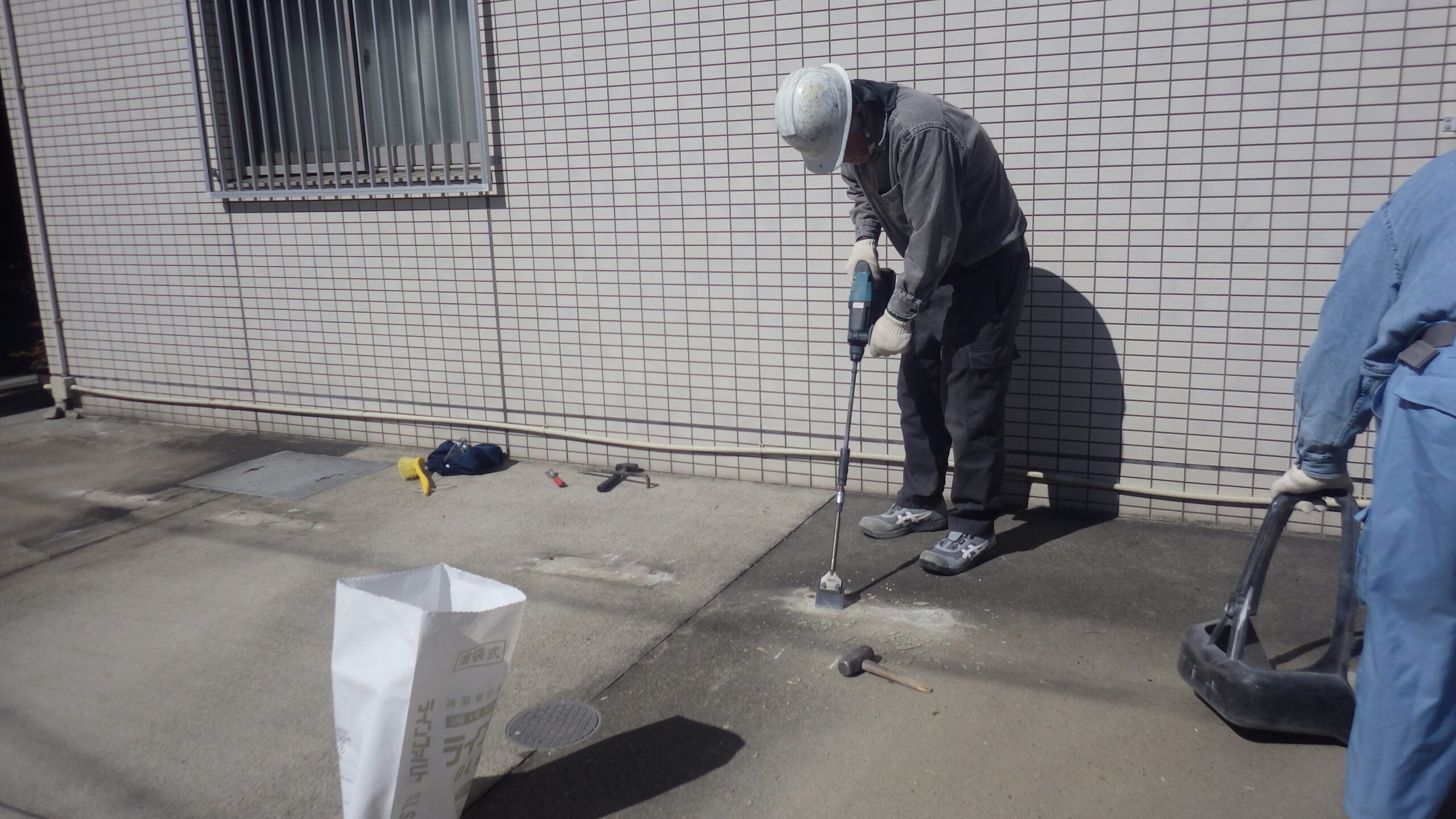 既存の車止めブロックの撤去作業