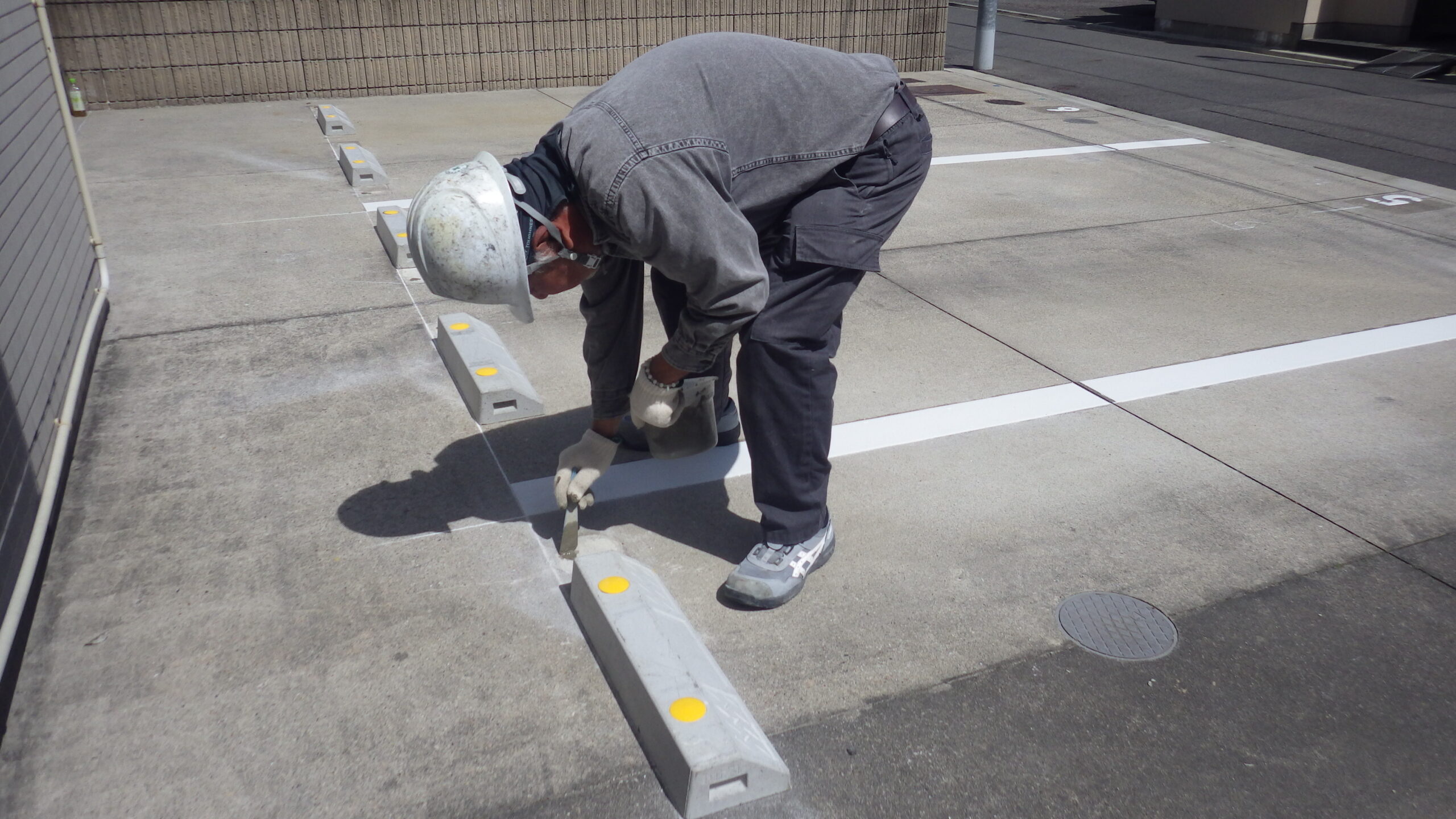 新しい車止めブロックの固定作業