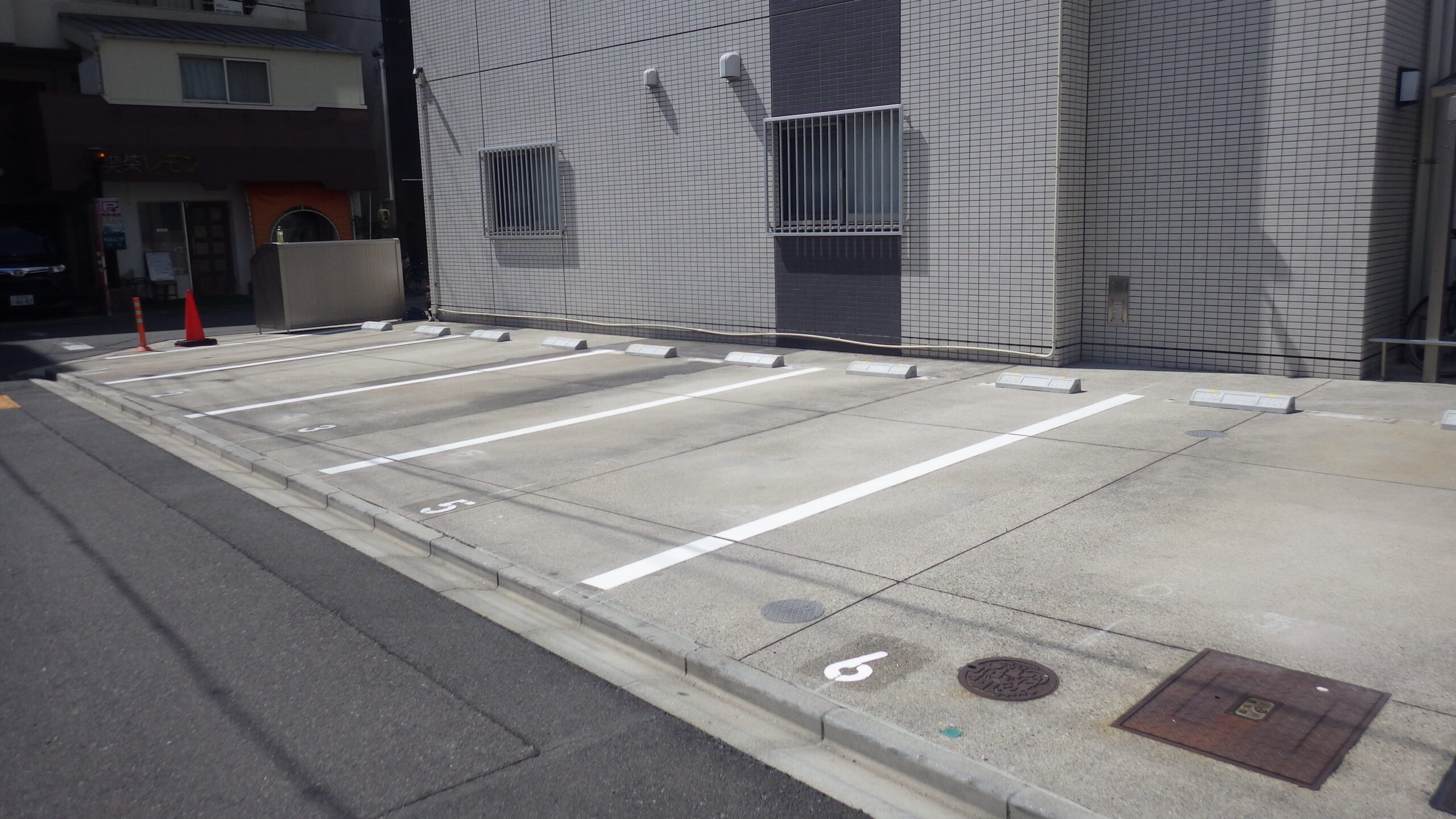 区画線と車止めブロックが設置された完成後の駐車場