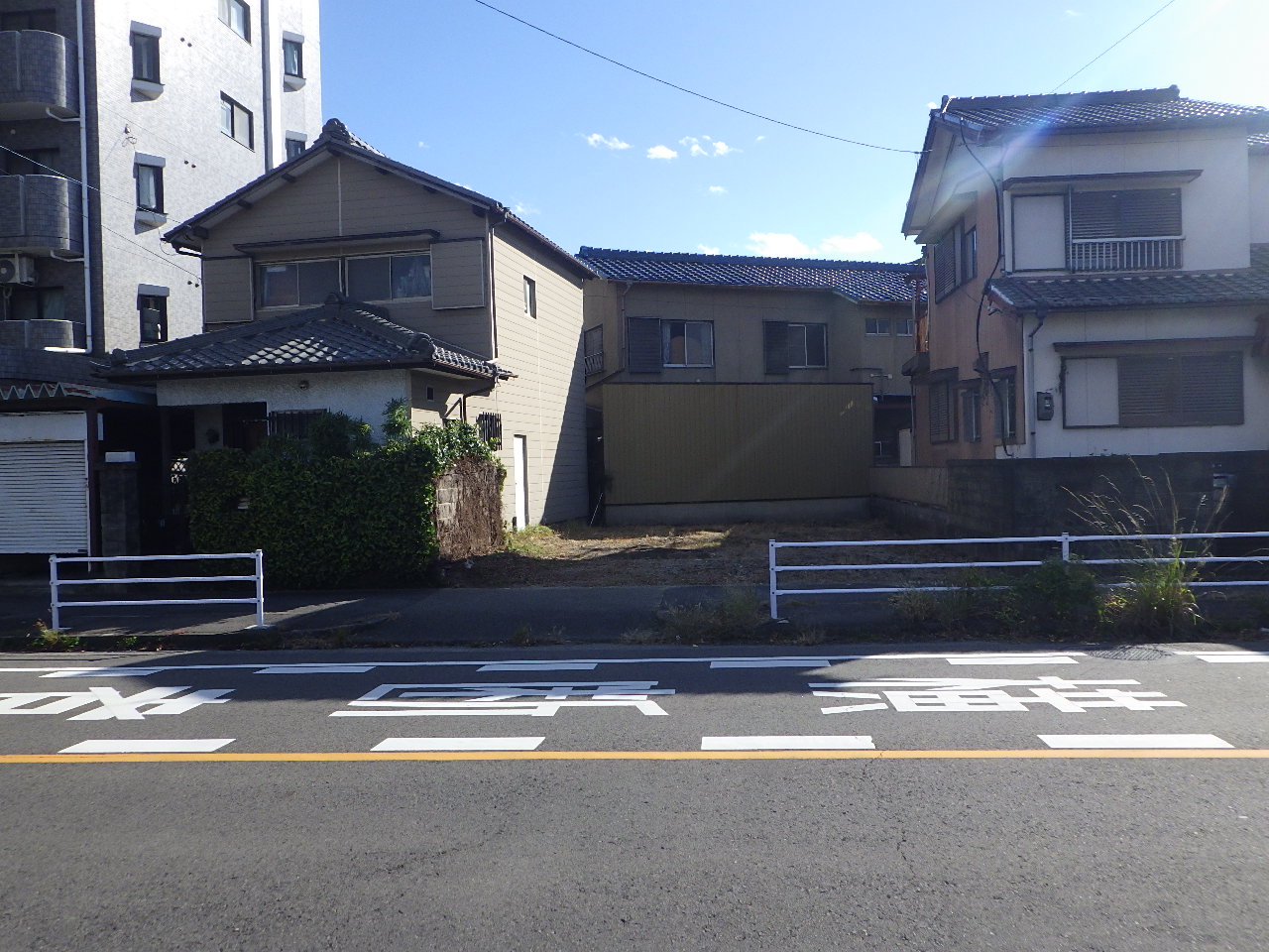 施工前の道路と敷地の様子