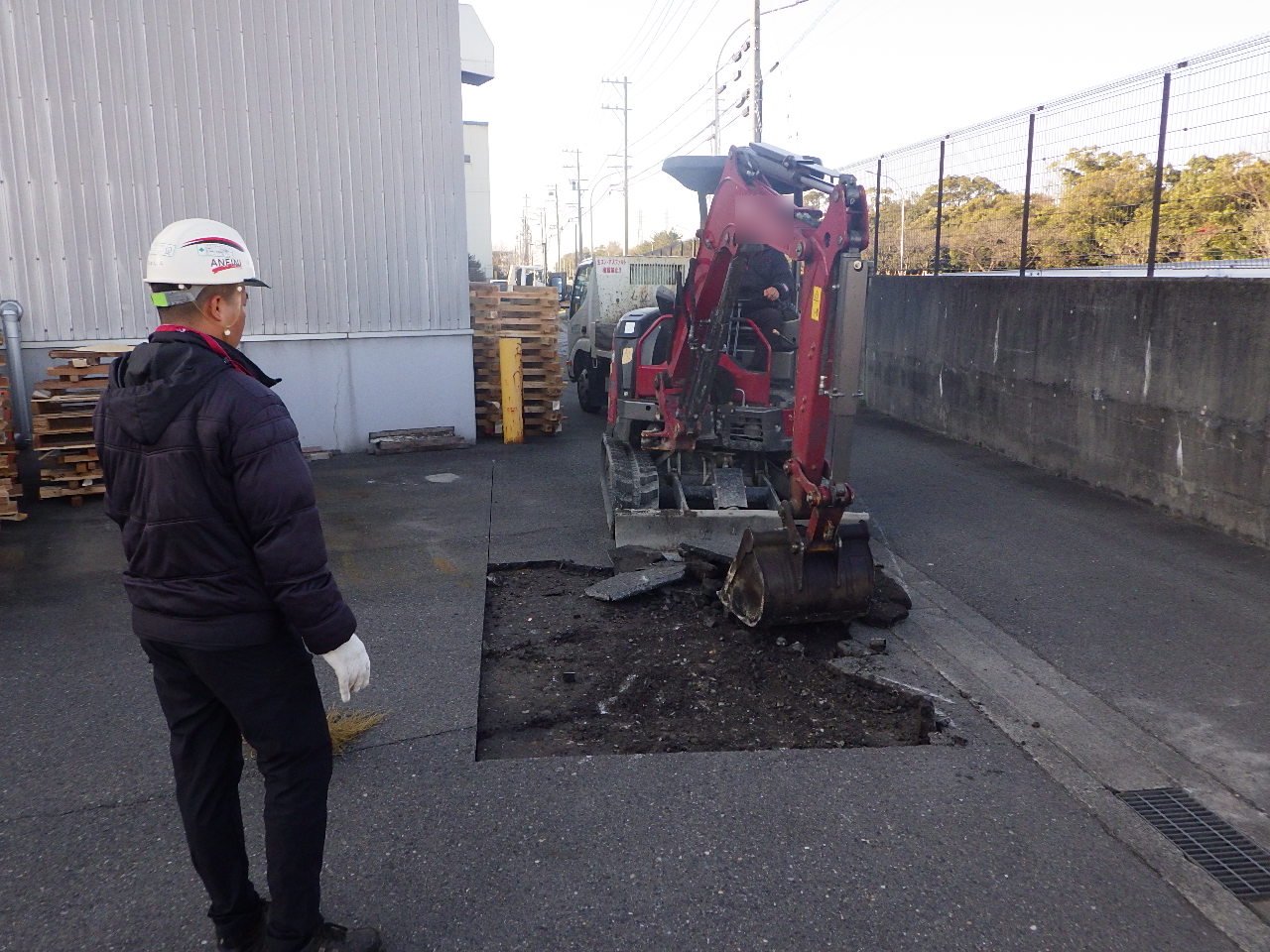 小型重機による既存舗装の撤去作業