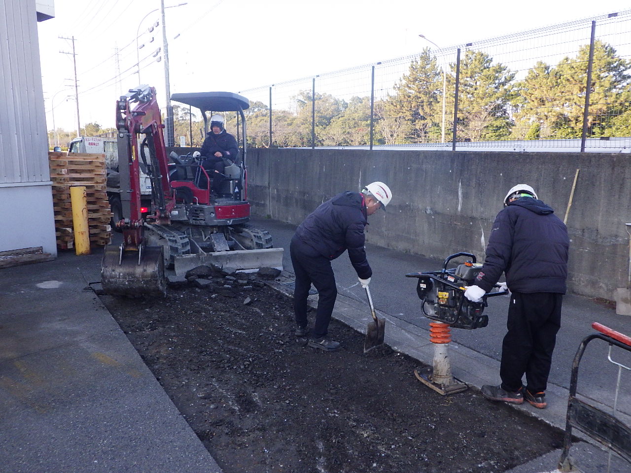 タンピングランマーによる転圧作業