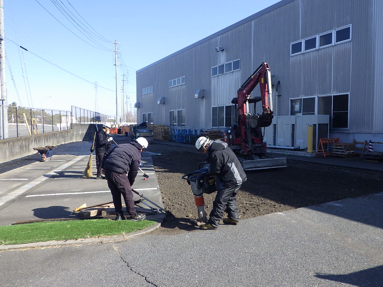ランマーによる路盤の整正・転圧作業