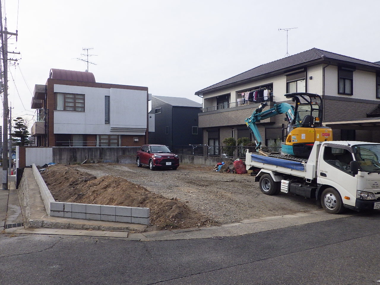 砕石敷き均し作業
