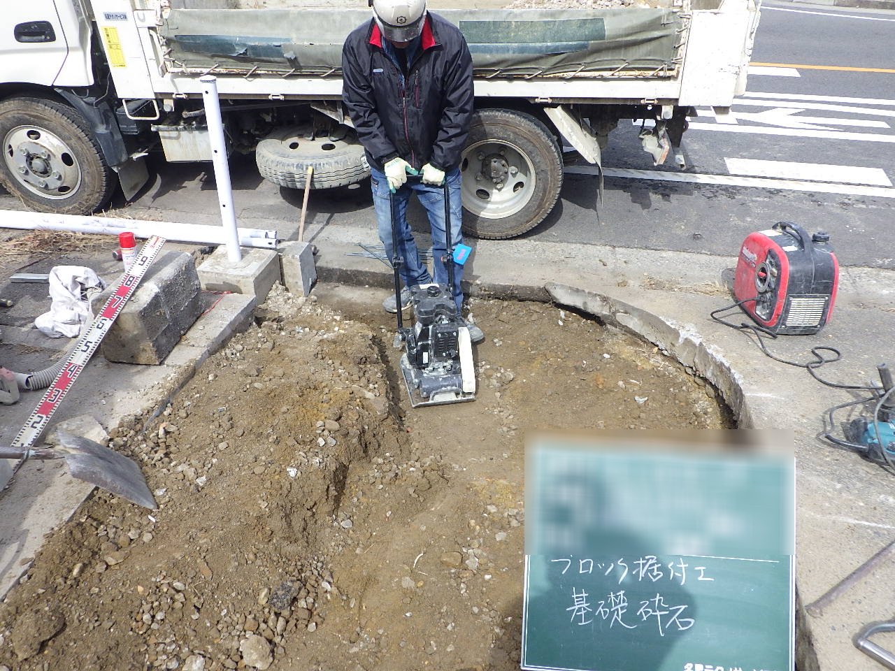 縁石据付の基礎砕石作業