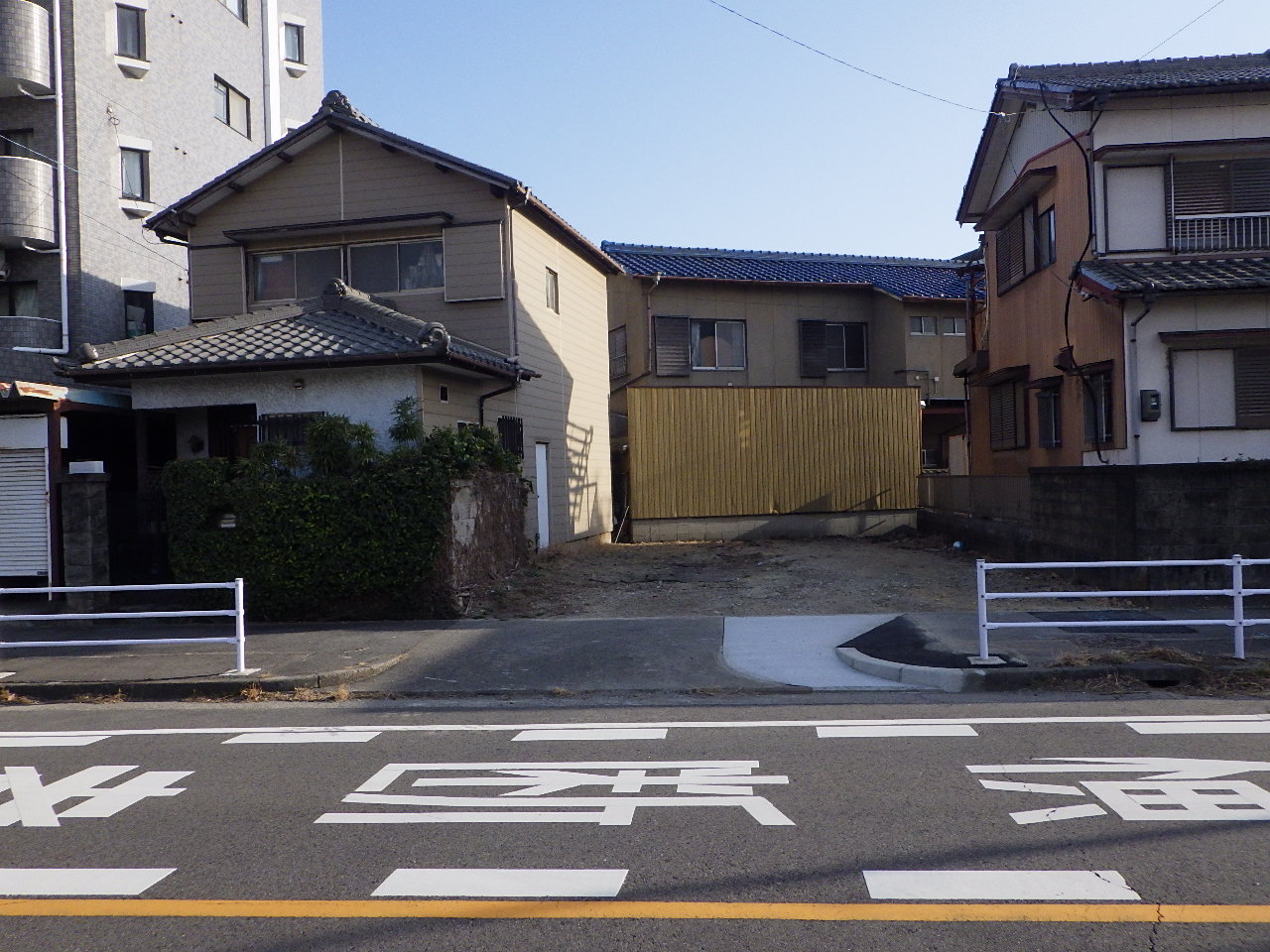 乗入舗装完成後の敷地全景