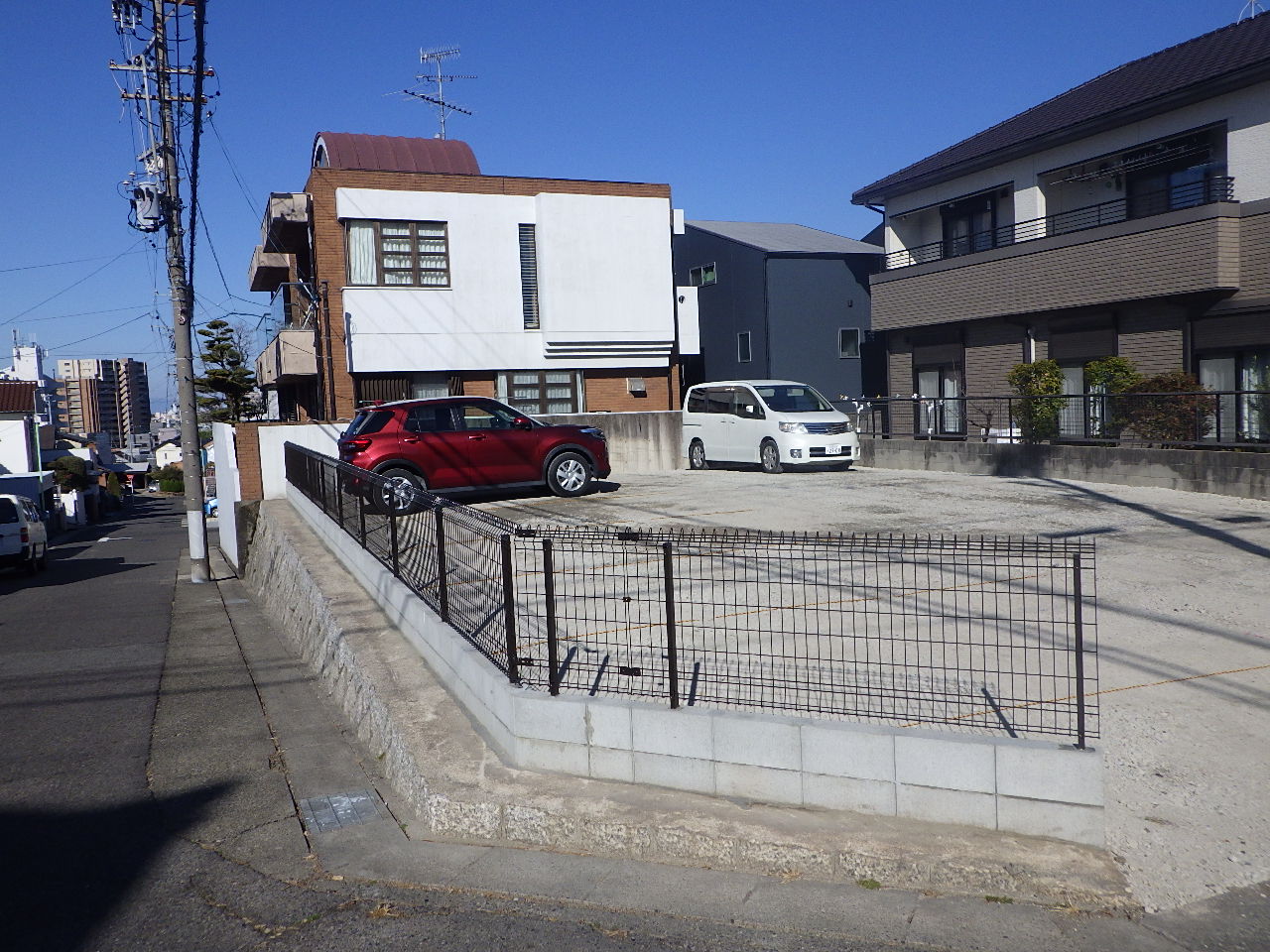駐車場とフェンスの完成の様子