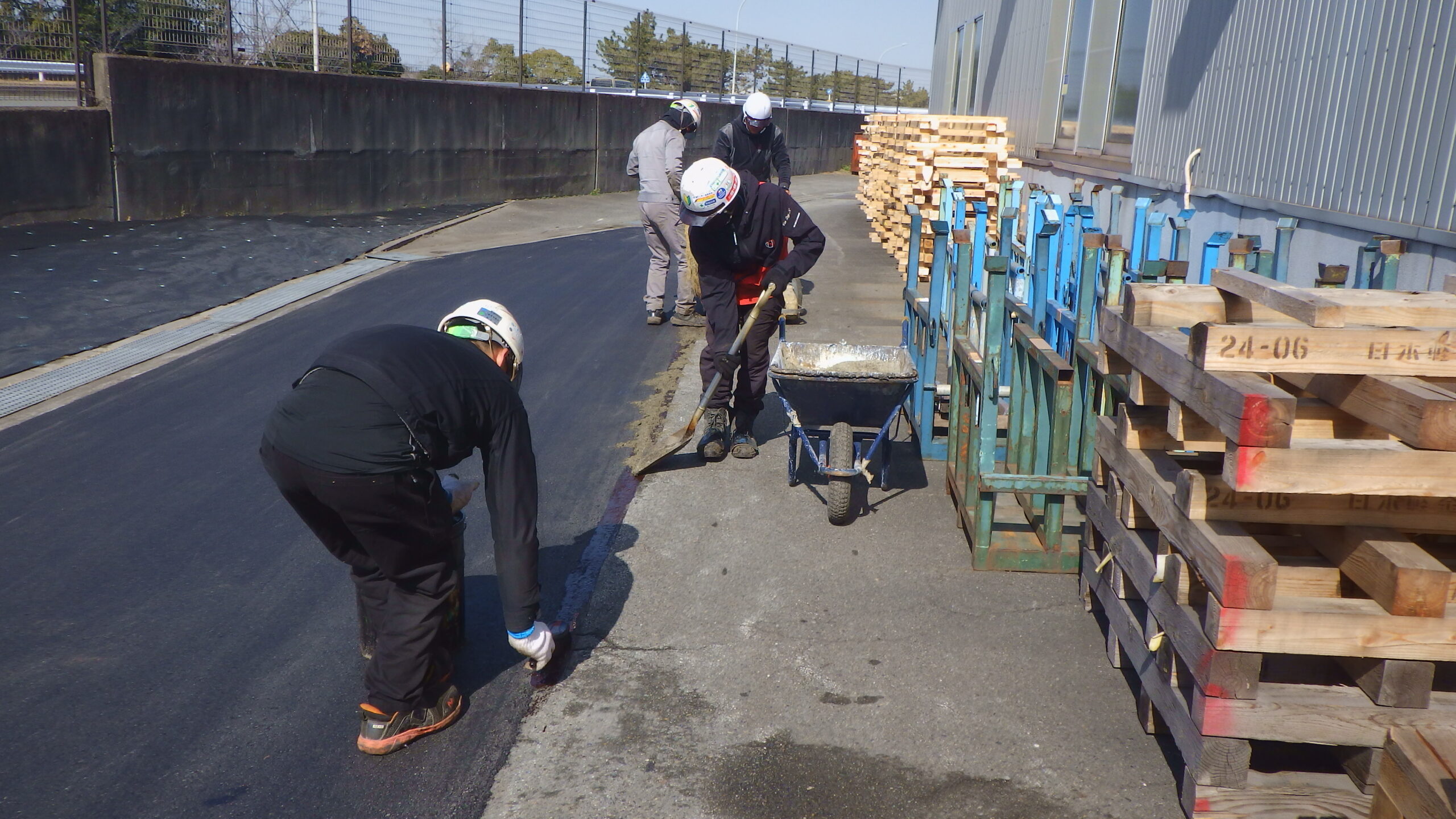 舗装の継ぎ目・端部の仕上げ作業