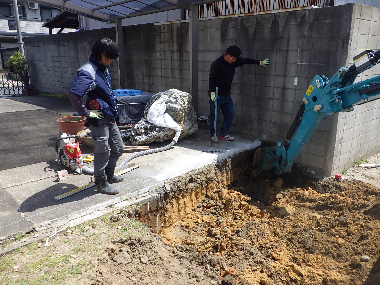 小型重機による掘削作業