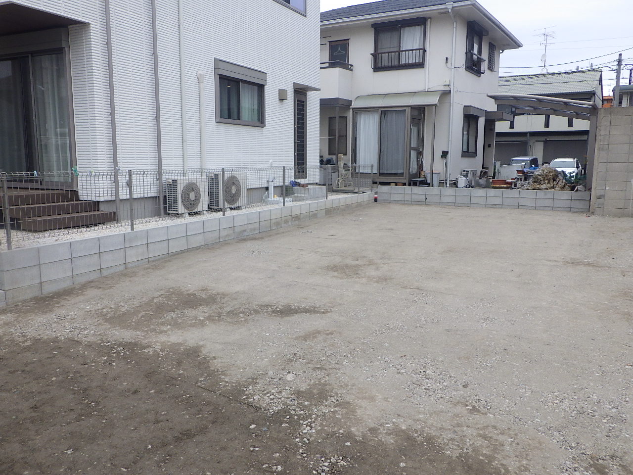 舗装前の土地の左手側(ブロック新設後)