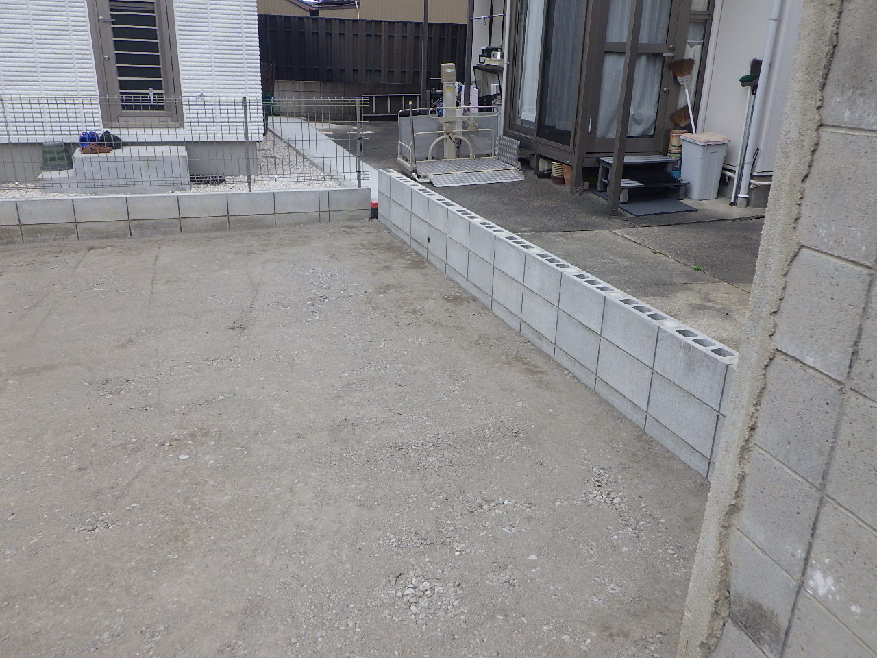 舗装前の土地の奥側(ブロック新設後)