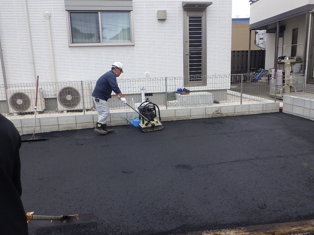 転圧機による舗装面の転圧作業