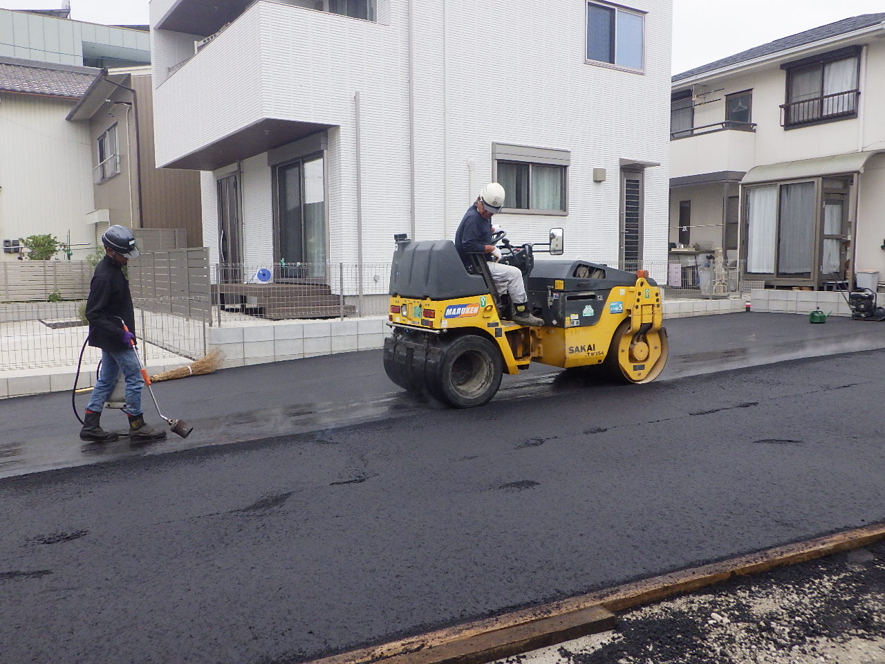 ローラーによる舗装面の転圧作業