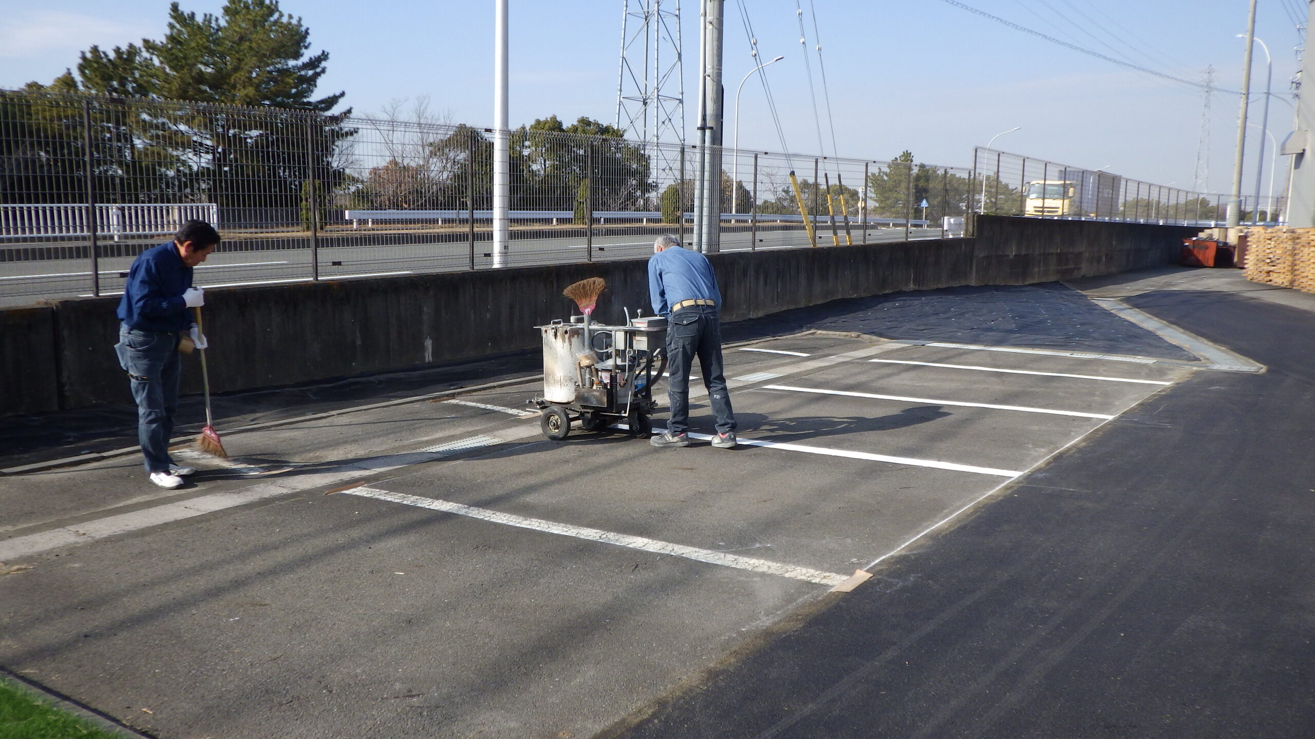 駐車枠のライン引き作業
